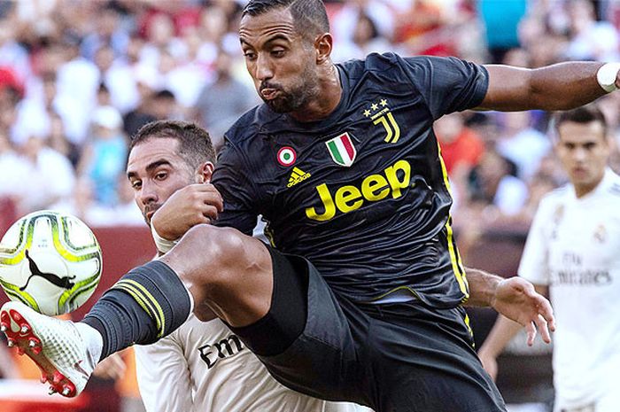 Aksi pemain Juventus, Mehdi Benatia, dalam mengontrol bola saat melawan Real Madrid dalam laga International Champions Cup di Stadion Fedex Field in Landover, Maryland, pada 4 Agustus 2018.