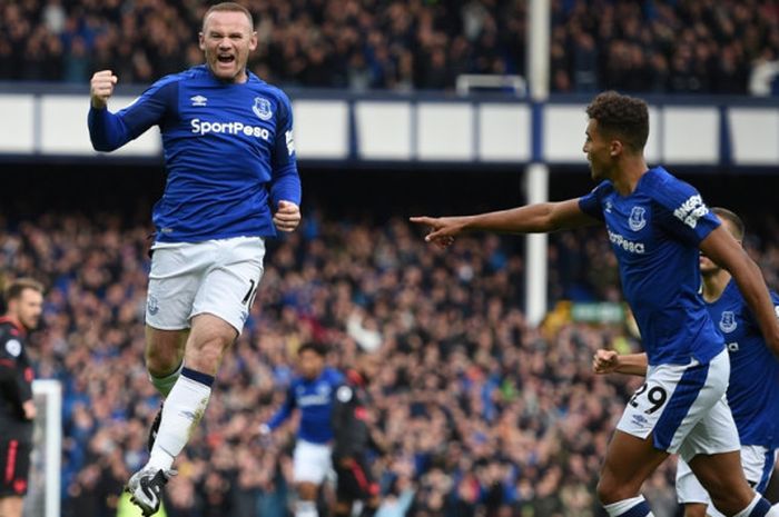 Striker Everton, Wayne Rooney, melakukan selebrasi setelah mencetak gol ke gawang Arsenal dalam laga lanjutan Liga Inggris di Goodison Park, Minggu (22/10/2017) malam WIB.