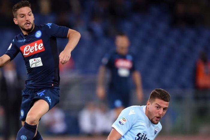 Penyerang sayap Napoli, Dries Mertens (kiri), melewati kawalan pemain Lazio, Sergej Milinkovic-Savic, dalam partai Liga Italia di Stadion Olimpico, Roma, 20 September 2017.