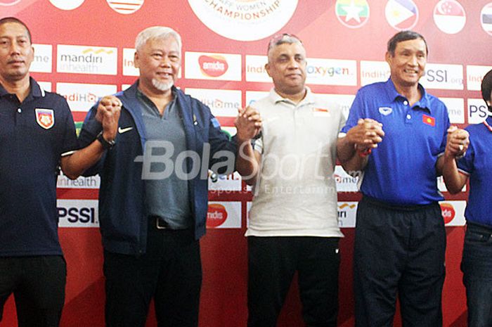 Pelatih timnas sepak bola wanita Indonesia, Satia Bagdja (kedua dari kiri), berpose bersama dengan pelatih peserta Piala AFF Wanita 2018 di antaranya dari Singapura, Myanmar, Vietnam, dan Fhilipina usai melakukan bertemu di hotel The 101 Palembang, Minggu (1/7/2018).