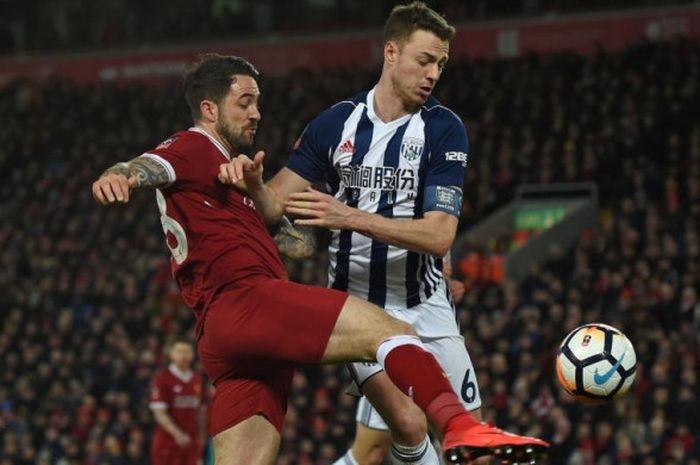 Striker Liverpool, Danny Ings (kiri), berusaha melewati bek West Bromwich Albion, Jonny Evans, dalam partai Piala FA di Anfield, Liverpool, 27 Januari 2018.