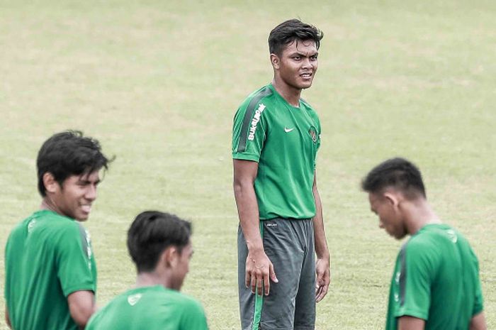 Bek Persebaya Surabaya, Rachmat Irianto, saat mengikuti training camp (TC) timnas U-23 Indonesia di Lapangan ABC, Senayan, Jakarta pada Rabu (17/1/2018) pagi WIB.