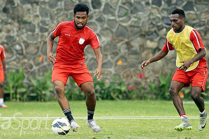 Aksi gelandang Persipura Jayapura, Immanuel Wanggai (kiri), saat mengikuti pemusatan latihan selama tiga hari (16-18 Agustus) di Agrokusuma Batu, Jawa Timur (16/08/2017).