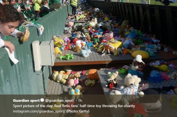 Boneka-boneka yang bertebaran di markas Real Betis, Stadion Bennito Villamarin, pada laga melawan Eibar, Sabtu (22/12/2018)