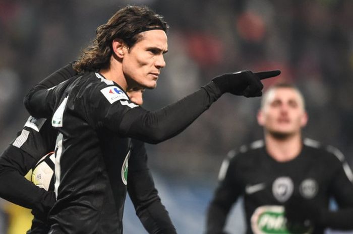 Striker Paris Saint-Germain, Edinson Cavani, merayakan gol yang dia cetak ke gawang Sochaux dalam laga babak 16 besar Piala Prancis di Stadion Auguste Bonal, Sochaux, pada 6 Februari 2018.