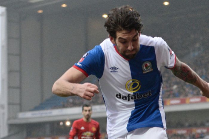 Bek Blackburn Rovers asal Skotlandia, Charlie Mulgrew, saat berlaga melawan Manchester United di ajang Piala FA di Ewood Park, Blackburn, 19 Februari 2017.