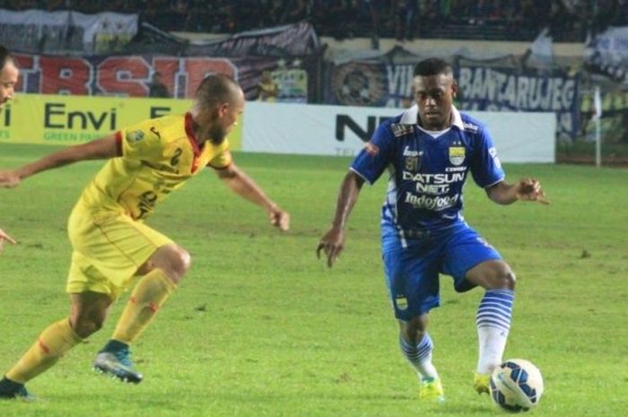 Pemain Persib Bandung, David Laly, beraksi pada laga melawan Sriwijaya FC di laga lanjutan Piala Bhayangkara, Sabtu (26/3/2016).