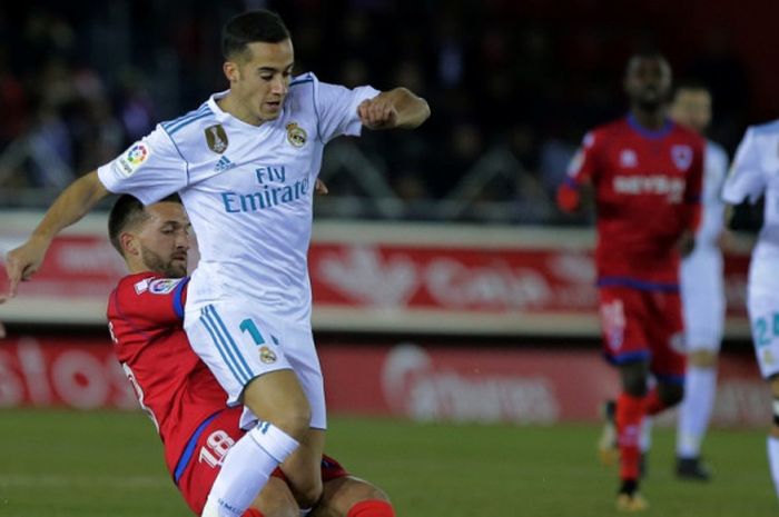 Winger Real Madrid Lucas Vazquez dilanggar pemain Numancia dalam partai Copa del Rey di Los Pajaritos, Soria, 4 Januari 2018.