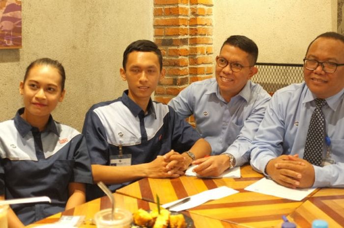 Kiri-kanan: Tansui M Simangunsong, Cleaner; Rangga Razit Akbar, Cleaner; Reinhard P Aruan, Market Research & Analyst - Corporate & Marketing Corporation; dan Harinuan Dongoran, Executive Vice President - Operation Director