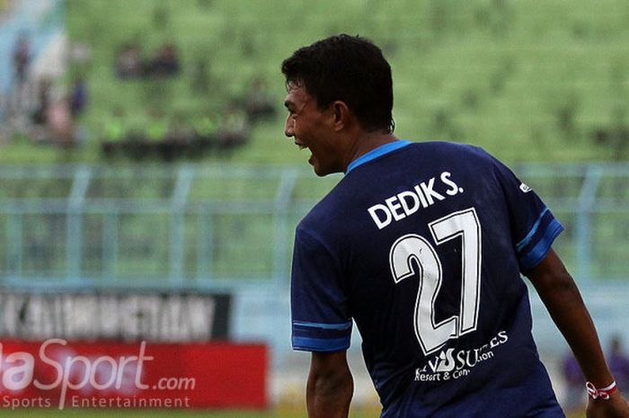 Dedik Setiawan (Arema FC) dalam pertandingan di Stadion Kanjuruhan melawan Persiba Balikpapan.