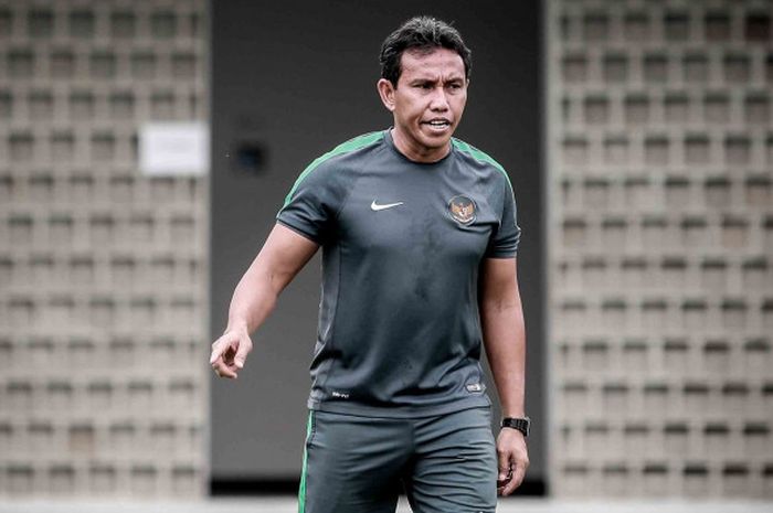 Asisten Pelatih Timnas Indonesia, Bima Sakti saat menjalani pemusatan latihan timnas U-23 Indonesia di lapangan ABC Senayan, Jakarta.