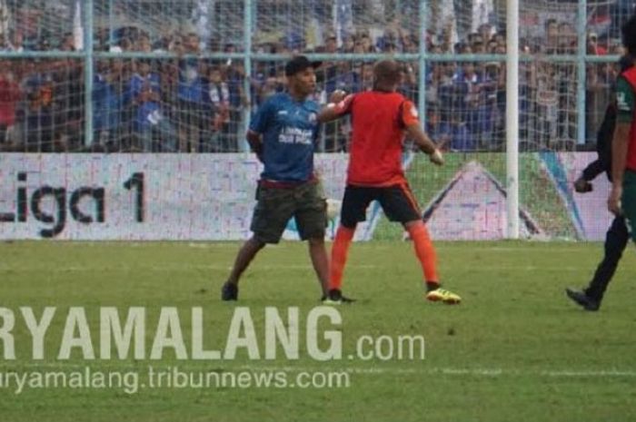 Seorang suporter nyaris baku-pukul dengan pemain cadangan Persebaya Surabaya yang sedang berlatih di lapangan Stadion Kanjuruhan, Kepanjeng, Kabupaten Malang, Sabtu (6/10/2018) sore WIB.