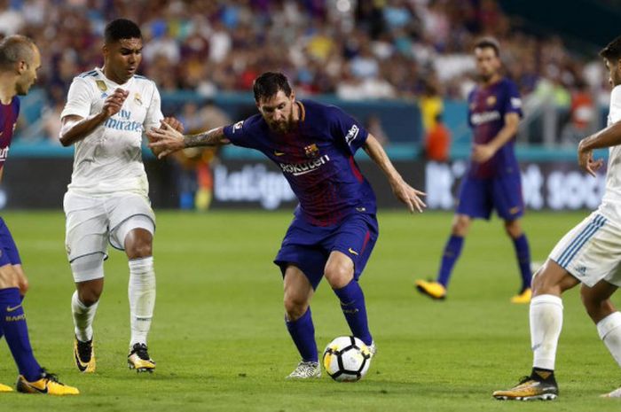 Penyerang Barcelona Lionel Messi (dua dari kanan) dihadang dua pemain Real Madrid, Casemiro (dua dari kiri dan Asensio (kanan), dalam laga International Champions Cup 2017 pada Minggu (30/7/2017) di Stadion Hard Rock, Miami, Amerika Serikat.