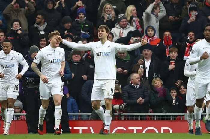 Selebrasi striker Swansea City, Fernando Llorente (tengah), setelah sukses membobol gawang Liverpool dalam pertandingan Premier League 2016-2017 di StadionAnfield, Liverpool, Inggris, pada Sabtu (21/1/2017).