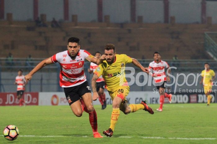 Fabiano Beltrame berjibaku dengan Paulo Sergio dalam laga Madura United kontra Bhayangkara FC di Sta