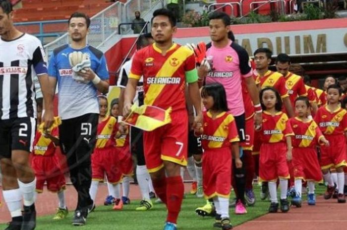 Winger Andik Vermansah (8) dengan ban kapten Selangor FA di lengan kirinya memimpin skuat Gergasi Merah saat menjamu Pahang FA di Stadion Shah Alam, Selasa (9/8/2016) malam.