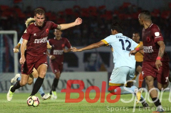 Penyerang PSM Makassar, Willem Jan Pluim, berusaha melewati pemain Persela pada laga lanjutan liga 1 di stadion Surajaya Lamongan, Sabtu (12/8/2017).