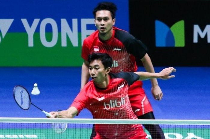 Pasangan ganda putra nasional, Mohamad Ahsan/Rian Agung Saputro, mengembalikan kok ke arah Law Cheuk Him/Lee Chun Hei Reginald (Hong Kong) pada babak pertama All England 2017 di Barclaycard Arena, Birmingham, Rabu (8/3/2017).