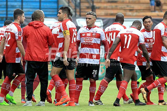  Pemain Madura United bersiap memulai laga melawan PS Tira Bantul didampingi manajer Haruna Soemitro (ketiga dari kiri) pada pekan kedua Piala Presiden 2018 Grup C di Stadion Gelora Bung Tomo Surabaya, Jawa Timur, Selasa (23/01/2018) sore. 