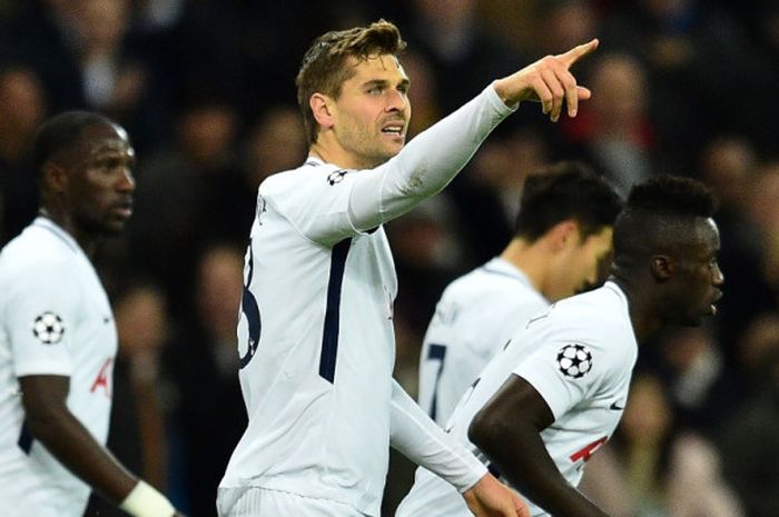 Striker Tottenham Hotspur, Fernando Llorente (tengah), merayakan gol yang dia cetak ke gawang APOEL FC dalam laga Grup H Liga Champions di Stadion Wembley, London, Inggris, pada 6 Desember 2017.