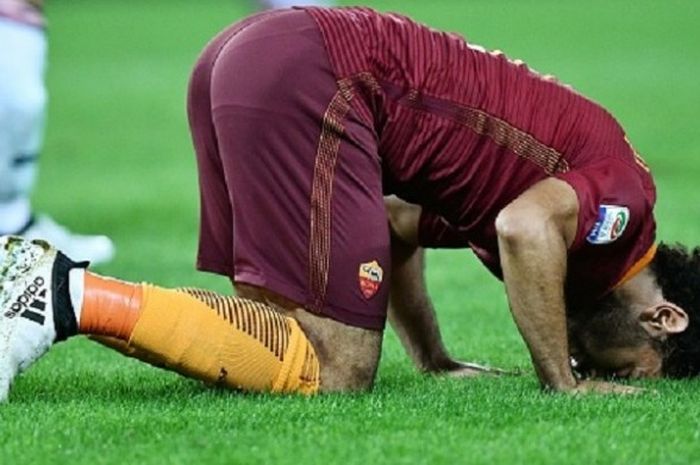 Pemain AS Roma, Mohamed Salah, melakukan sujud syukur seusai mencetak gol ke gawang Palermo pada lanjutan Serie A di Stadion Olimpico, Minggu (23/10/2016).  