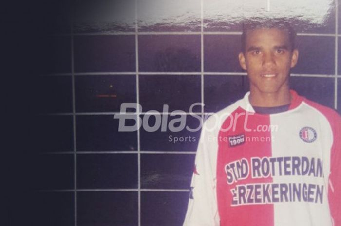 Reinaldo Elias da Costa bersama dua pemain Brasil lainnya, Marden De Castro Lopes dan Samuel de Almeida Cardoso, sempat menjalani trial di Feyenoord Roterdam selama 3 bulan pada 2003.