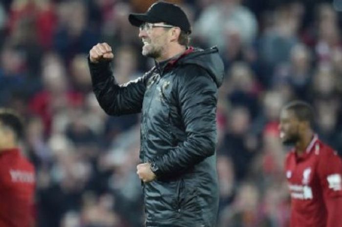 Pelatih Liverpool, Juergen Klopp, berselebrasi dalam laga melawan Everton di Liga Inggris, Minggu (2/12/2018)