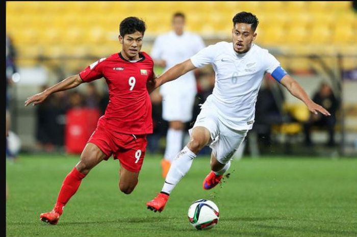 Pemain timnas U-22 Myanmar, Aung Thu (kiri)