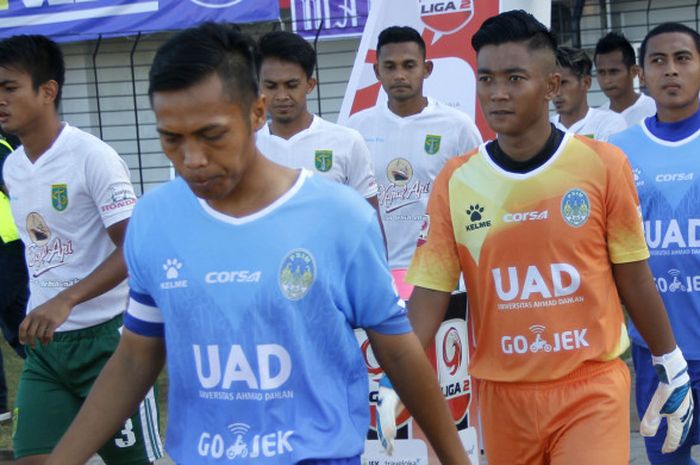 Kiper PSIM, Tito Rama (kaus oren) saat timnya bersua Persebaya pada laga Liga 2 musim 2017. 