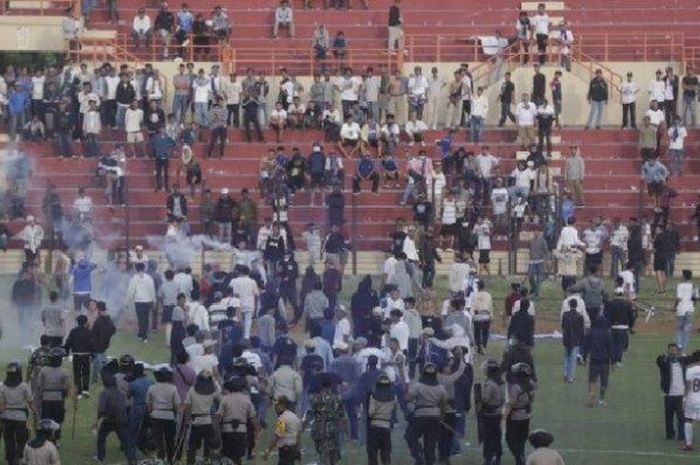 Kericuhan pada laga PSIM Yogyakarta vs PS Tira di Stadion Sultan Agung, Bantul, Selasa (11/12/2018).