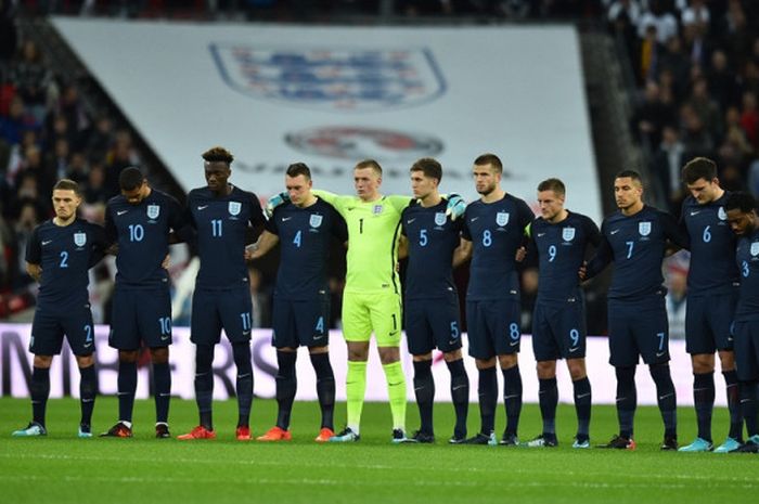  Para pemain timnas Inggris mengheningkan cipta sebelum melawan Jerman pada laga uji coba di Stadion Wembley, London, Sabtu (11/11/2017) dini hari WIB.     