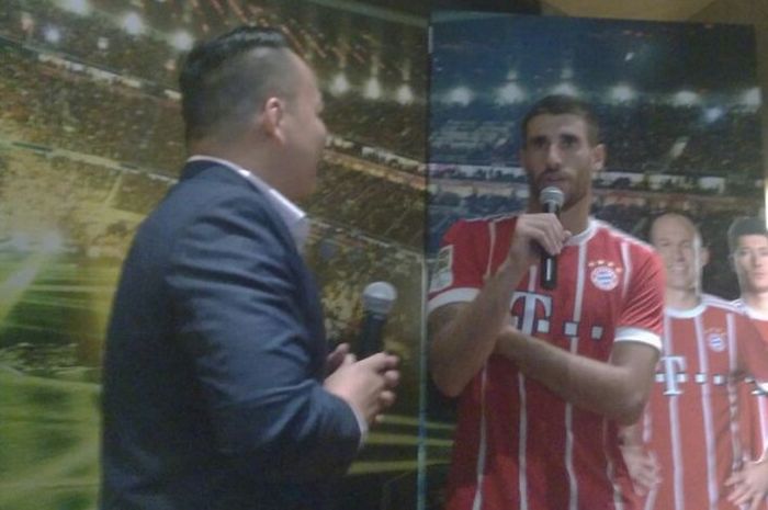 Pemain bertahan Bayern Muenchen, Javi Martinez (kanan), menjalani acara Meet and Greet di Media Bar, Singapura, Senin (24/7/2017).