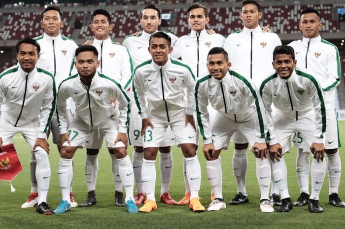    Skuat tim nasional U-23 Indonesia dalam laga persahabatan melawan timnas U-23 Singapura di Stadion Nasional, Singapura, Rabu (21/3/2018).     