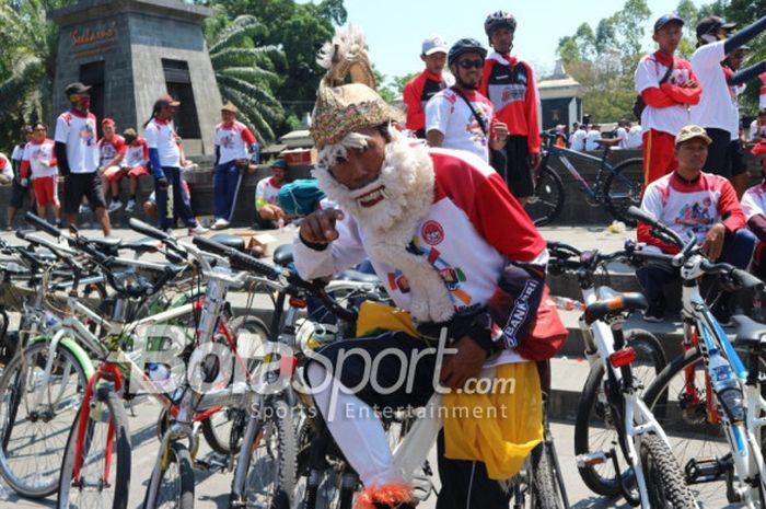 Sakimin, yang mengenakan topeng Anoman pada acara Pit-pitan Haornas 2018. 