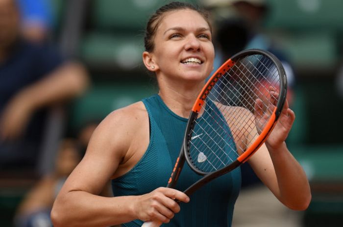 Petenis tunggal putri Rumania, Simona Halep, melakukan selebrasi setelah mengalahkan Elise Mertens (Belgia), 6-2, 6-1, pada laga babak 16 besar turnamen Roland Garros 2018 yang berlangsung di lapangan Philippe-Chatrier, Paris, Prancis, Senin (4/6/2018).