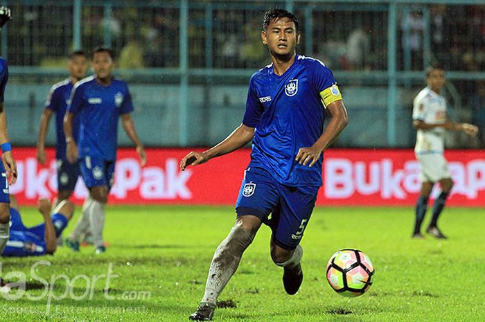   Aksi bek PSIS Semarang, Haudi Abdillah, saat mengontrol bola dalam laga kedua Grup E Piala Presiden 2018 melawan Arema FC di Stadion Kanjuruhan, Malang, Kamis (25/1/2018).  