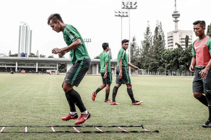 Rezaldi Hehanussa saat menjalani pemusatan latihan timnas U-23 Indonesia di lapangan ABC Senayan, Jakarta.