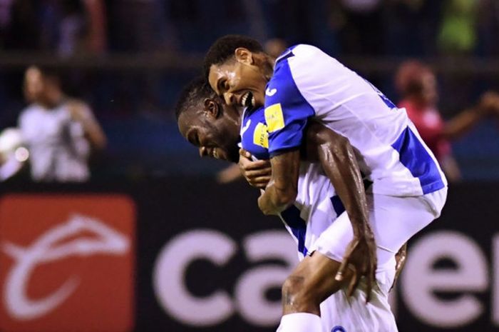 Para pemain timnas Honduras merayakan gol ke gawang Meksiko pada partai Kualifikasi Piala Dunia 2018 zona CONCACAF di San Pedro Sula, 10 Oktober 2017.