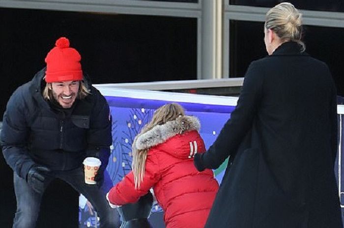 David Beckham  bermain ice skating bersama Harper Beckham