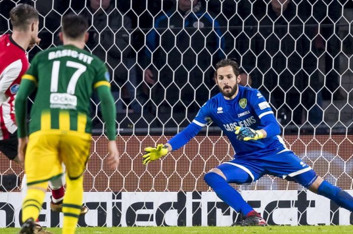 Gelandang PSV Eindhoven, Marco van Ginkel (kiri), mencetak gol via penalti dalam laga Liga Belanda kontra ADO Den Haag di Stadion Philips, Eindhoven, pada 16 Desember 2017.