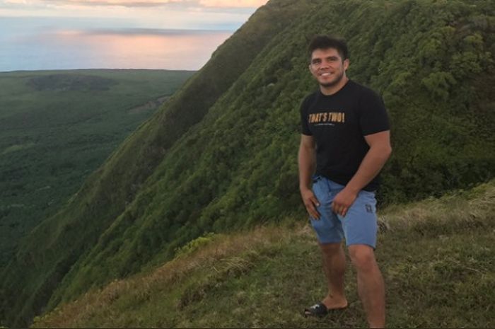 Petarung UFC, Henry Cejudo saat berfoto di salah satu sudut di Molokai, Hawaii.