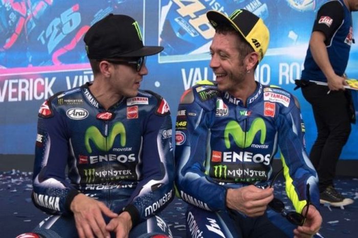 Pebalap Movistar Yamaha, Valentino Rossi (Italia, kanan) dan Maverick Vinales (Spanyol), bercengkerama dalam acara temu penggemar di Manila, Filipina, Sabtu (28/1/2017).