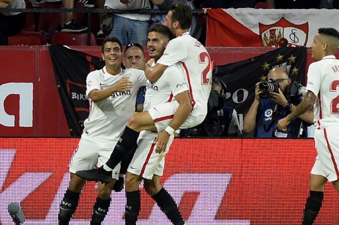 Para pemain Sevilla merayakan gol yang dicetak Andre Silva (kedua dari kiri) ke gawang Real Madrid dalam laga La Liga Spanyol 2018-2019 di Stadion Ramon Sanchez Pizjuan, Seville, Spanyol, pada Rabu (26/9/2018).