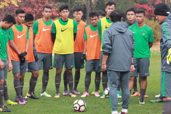   Pelatih timnas U-19 Indonesia, Indra Sjafri, tengah memberikan instruksi kepada Egy Maulana dkk pada sesi latihan menjelang laga ketiga Kualifikasi Piala Asia U-19 2018 kontra Korea Selatan di Paju National Football Centre, Korea Selatan, Jumat (3/11/2017).  