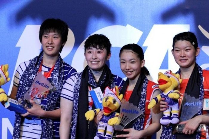 Pasangan ganda putri asal China Tang Yuanting (kiri)/Yu Yang dan Misaki Matsutomo/Ayaka Takahashi (Jepang), berpose di podium juara BCA Indonesia Open Superseries Premiere 2016 setelah tampil pada babak final yang berlangsung di Istora Gelora Bung Karno, Senayan, Jakarta, Minggu (5/6/2016).