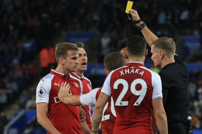 Bek Arsenal, Rob Holding (kiri), mendapatkan kartu kuning dari wasit Graham Scott dalam laga Liga Inggris di markas Leicester City, King Power Stadium, 9 Mei 2018.