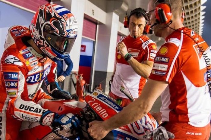 Pebalap Ducati Team asal Italia, Andrea Dovizioso, bersiap memasuki lintasan Sirkuit Losail, Qatar, pada hari pertama tes pramusim ketiga MotoGP 2017, Jumat (10/3/2017).