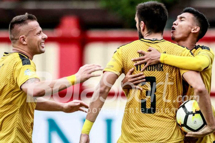 Selebrasi bek Bhayangkara FC, Vladimir Vujovic, seusai mencetak gol ke gawang PS Tira pada pertandingan lanjutan Liga 1 di Stadion PTIK, Jumat (4/5/2018).  