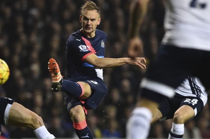 Aksi penyerang Newcastle United, Siem de Jong, dalam pertandingan Liga Inggris 2015-2016 menghadapi Tottenham Hotspur di Stadion White Hart Lane, London, Inggris, pada 13 Desember 2015.