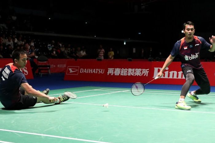 Pasangan ganda putra Indonesia, Mohammad Ahsan/Hendra Setiawan, mengembalikan kok ke arah Hiroyuki Endo/Yuta Watanabe (Jepang). Ahsan/Hendra menang dengan skor 21-17, 20-22, 21-17, pada babak pertama Japan Open yang berlangsung di Musashino Forest Sport Plaza, Selasa (12/9/2018).